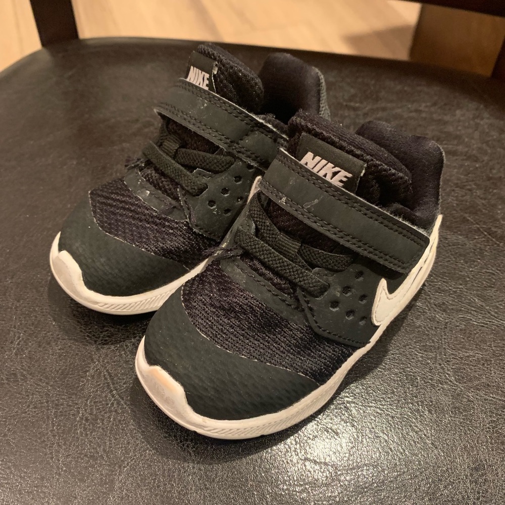 Infant Boy Nike Tennis Shoes. Size 5.